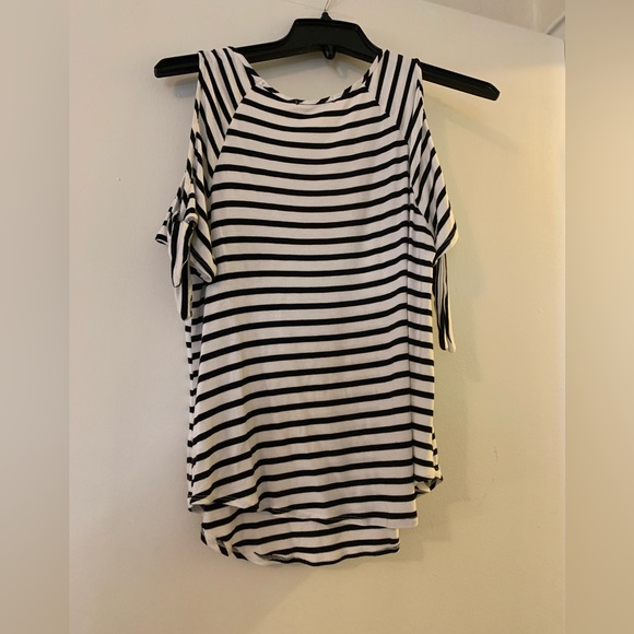 Green Envelope Cold Shoulder Black and White Striped Top Size Large EUC - Picture 7 of 8